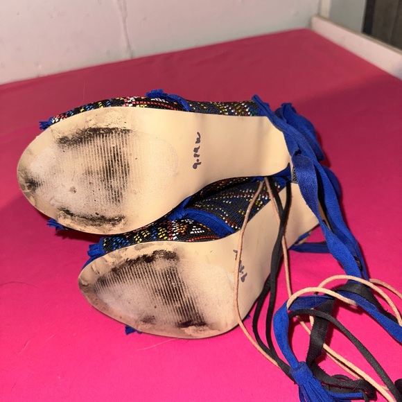 Patterned wrap heels - Picture 4 of 4